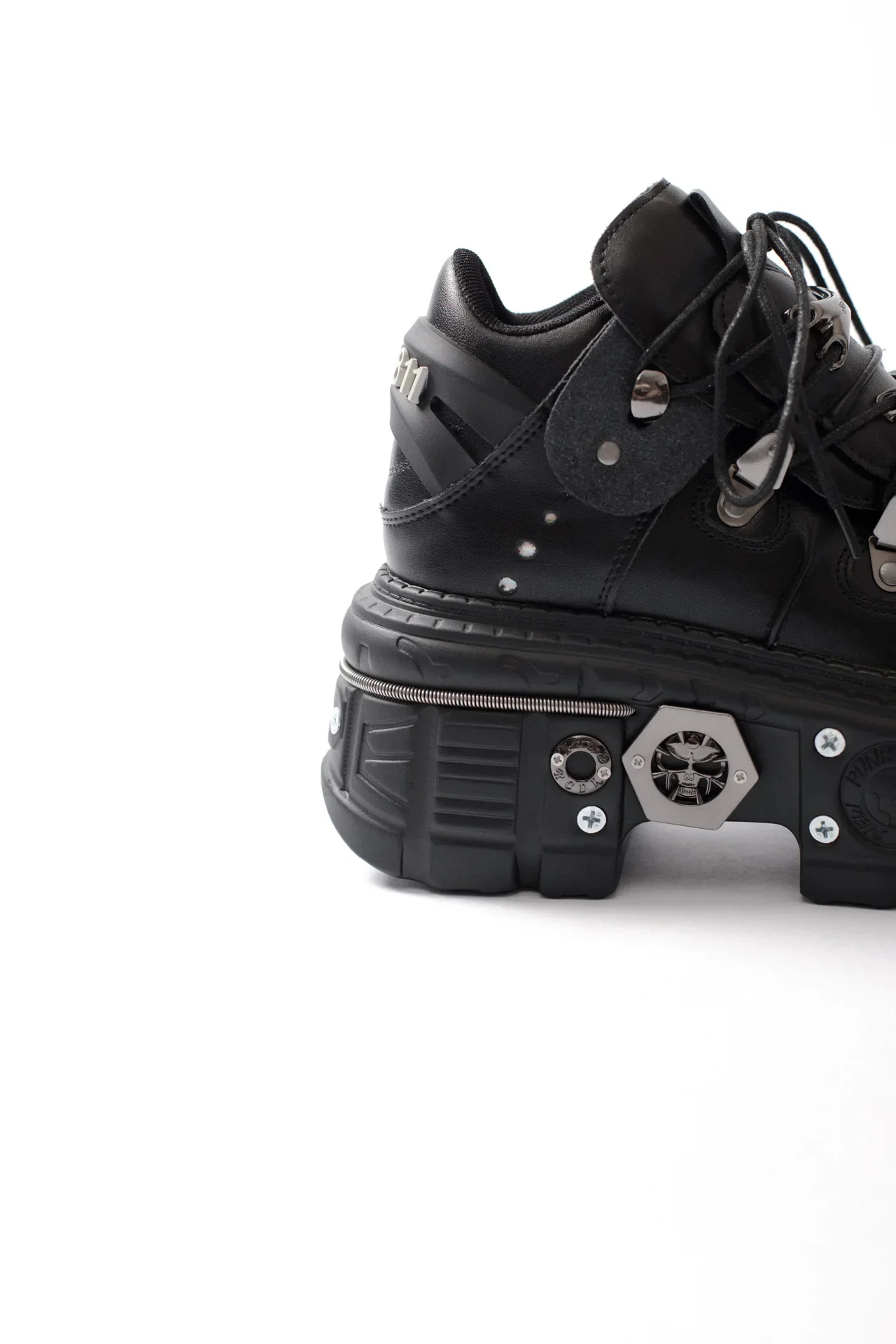 2025 New Men Punk Style Lace-up Heel Height Gothic Ankle Rock Boots Metal Decor Woman Sneakers Platform Shoes 8 CM
2025 New Men Punk Style Lace-up Heel Height Gothic Ankle Rock Boots Metal Decor Woman Sneakers Platform Shoes 8 CM