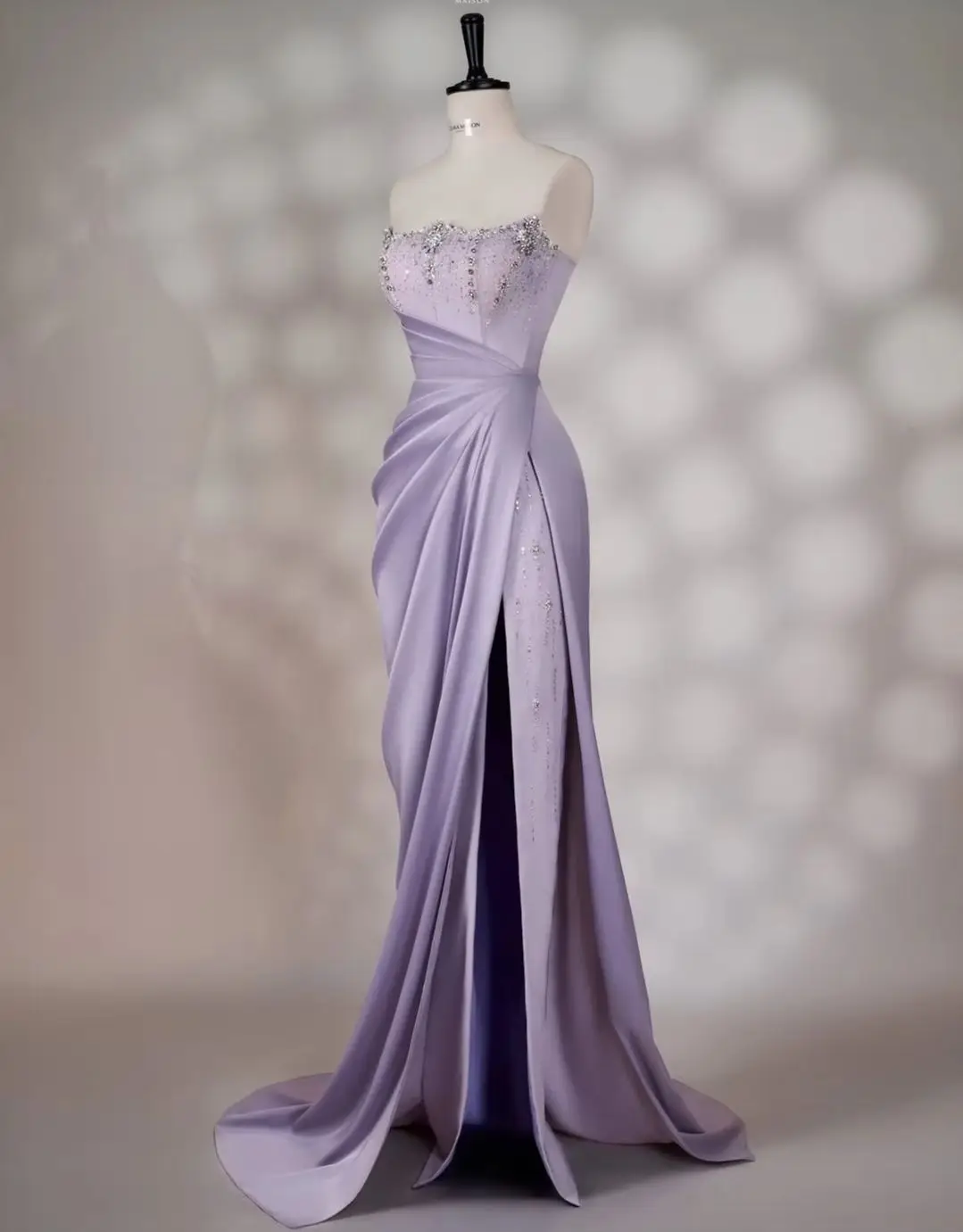 Formal Glam Sleeveless Prom Dresses Satin Evening Dresses Hand Crystal Beaded Side Ruched Floor Sweep Train Party Gowns
Formal Glam Sleeveless Prom Dresses Satin Evening Dresses Hand Crystal Beaded Side Ruched Floor Sweep Train Party Gowns
