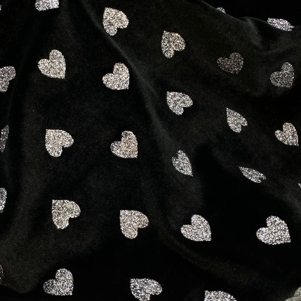 New Bright Silver Glitter Heart Velvet Fabric Black Bottom Velvet Fabric Clothing Fabric Handmade Diy Craft Sewing Fabric
New Bright Silver Glitter Heart Velvet Fabric Black Bottom Velvet Fabric Clothing Fabric Handmade Diy Craft Sewing Fabric