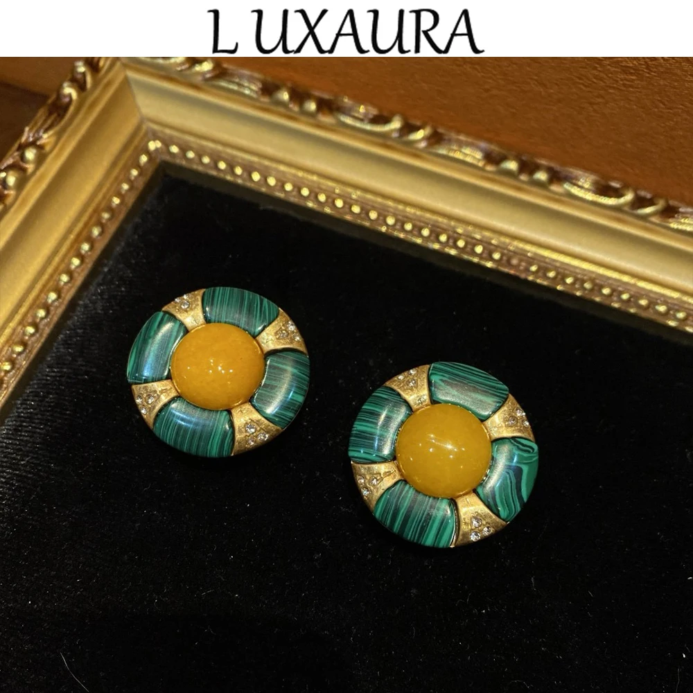 Vintage fashion classic geometric style paired with Bohemian women's accessory stud earrings
Vintage fashion classic geometric style paired with Bohemian women's accessory stud earrings