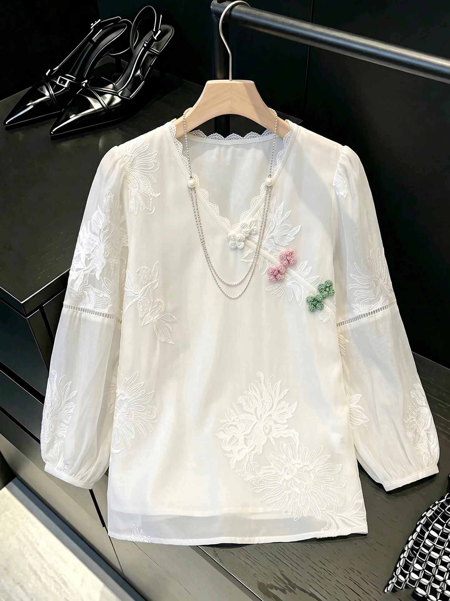 Lace Splicing V-Neck Design Versatile Loose Shirt Summer Special Lazy Style Fashionable All-Match Straight Tube Silk Top
Lace Splicing V-Neck Design Versatile Loose Shirt Summer Special Lazy Style Fashionable All-Match Straight Tube Silk Top