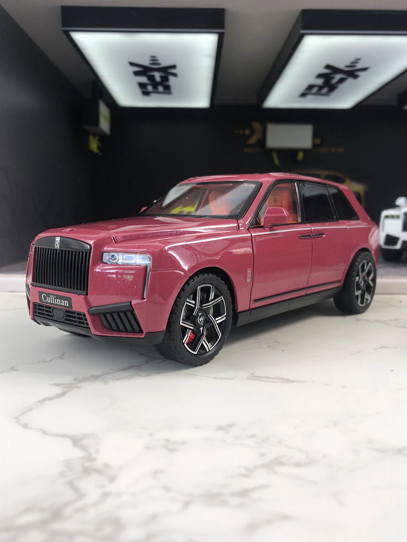 1: 24 simulation zinc alloy Cullinan sedan model car, static ornament, metal collectible gift car
1: 24 simulation zinc alloy Cullinan sedan model car, static ornament, metal collectible gift car