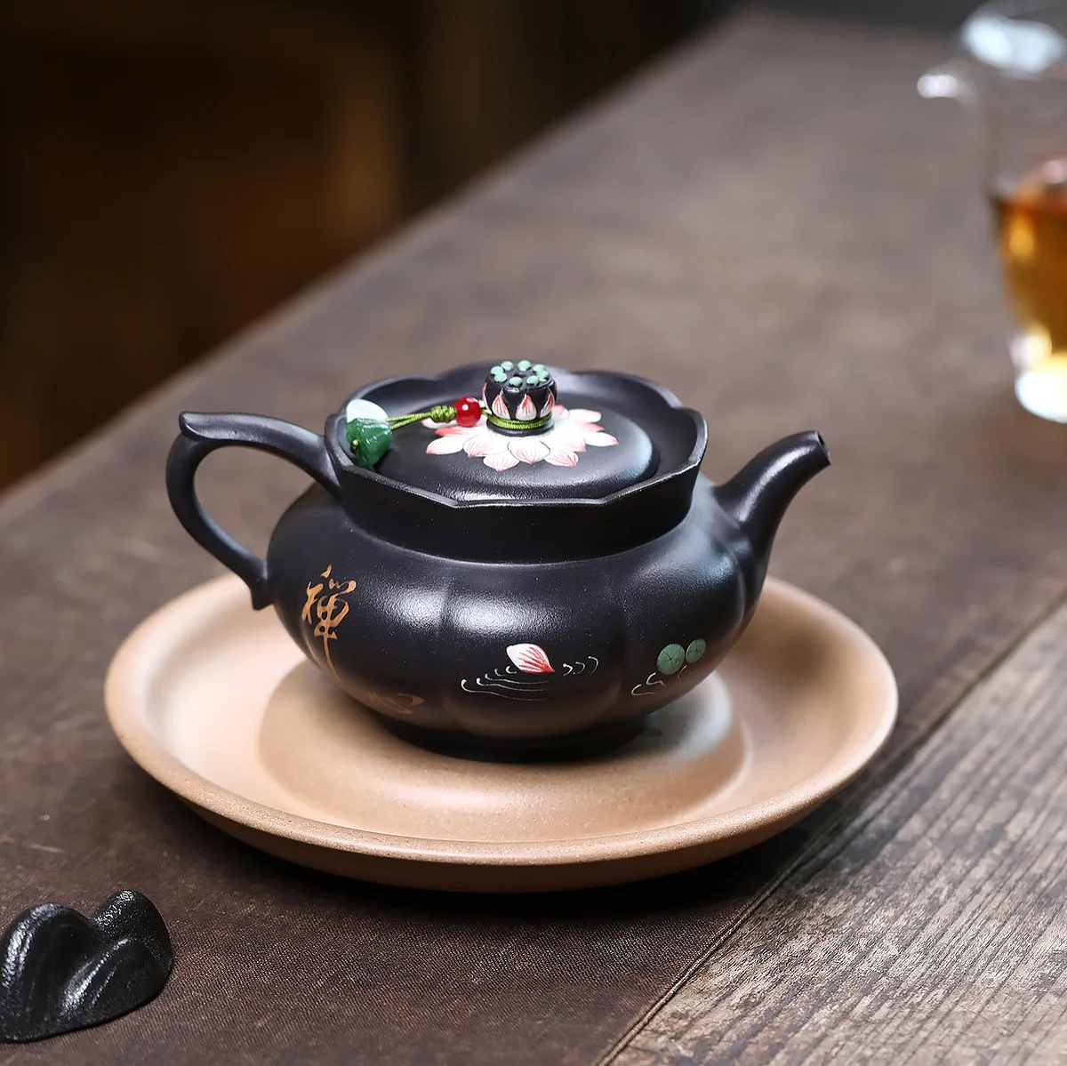 Handmade Yixing Purple Clay Pot Famous Ore Black Pier Half Modeling Painted Charm of Zen Heart High-End Literati Teapot 250C
Handmade Yixing Purple Clay Pot Famous Ore Black Pier Half Modeling Painted Charm of Zen Heart High-End Literati Teapot 250C