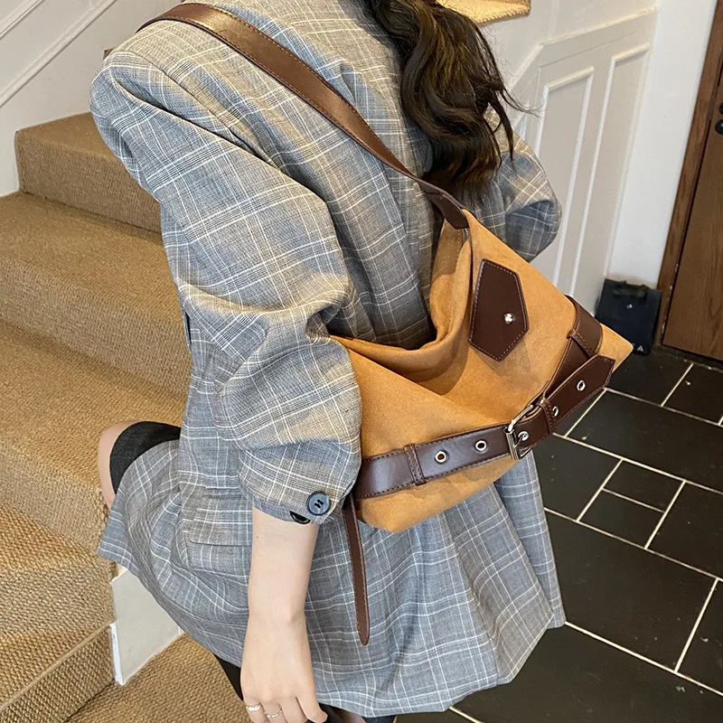 Urban Casual Retro Suede Women's Bag 2026 Winter Trend Design New Versatile Women's Messenger Bag Commuter Shoulder Armpit Bag
Urban Casual Retro Suede Women's Bag 2026 Winter Trend Design New Versatile Women's Messenger Bag Commuter Shoulder Armpit Bag