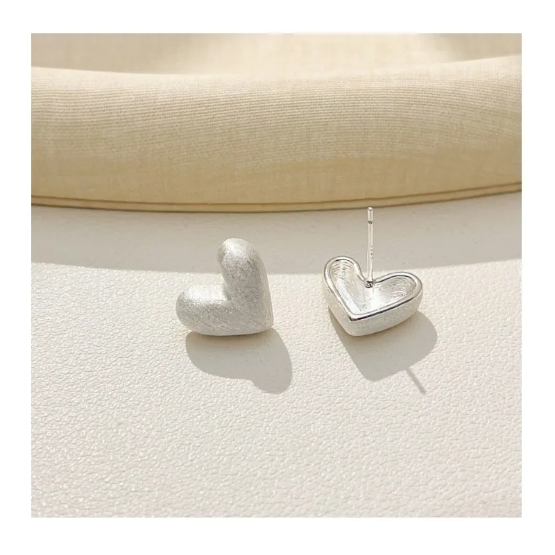 Simple Metal Brushed Love Stud Earrings Fashionable Commuting Versatile Light Luxury Commuting Jewelry
Simple Metal Brushed Love Stud Earrings Fashionable Commuting Versatile Light Luxury Commuting Jewelry