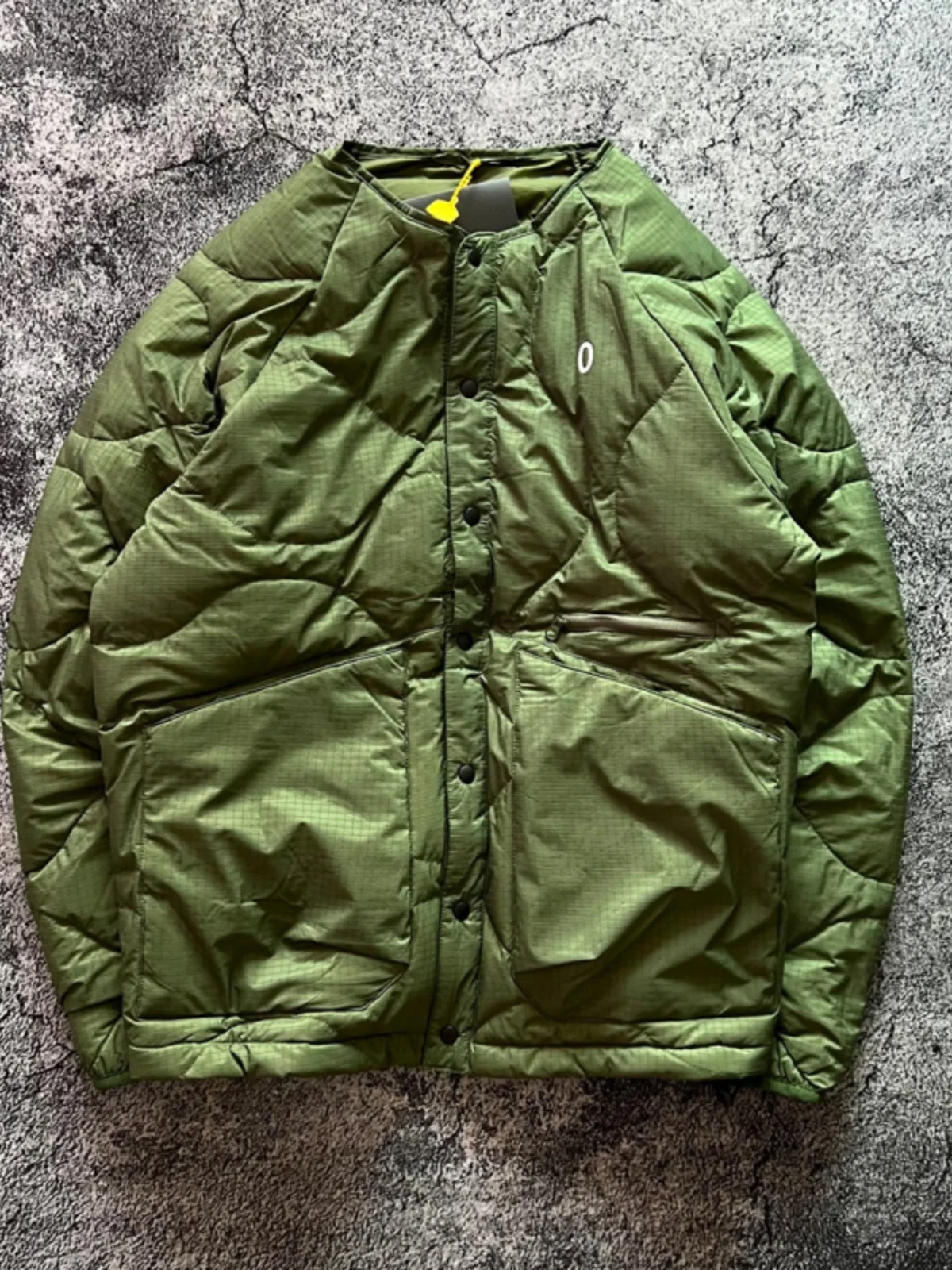 Ретро японский Sle водонепроницаемый легкий белый Du down Jaet без воротника с крестообразным узором молодежная верхняя одежда для мужчин
Ретро японский Sle водонепроницаемый легкий белый Du down Jaet без воротника с крестообразным узором молодежная верхняя одежда для мужчин