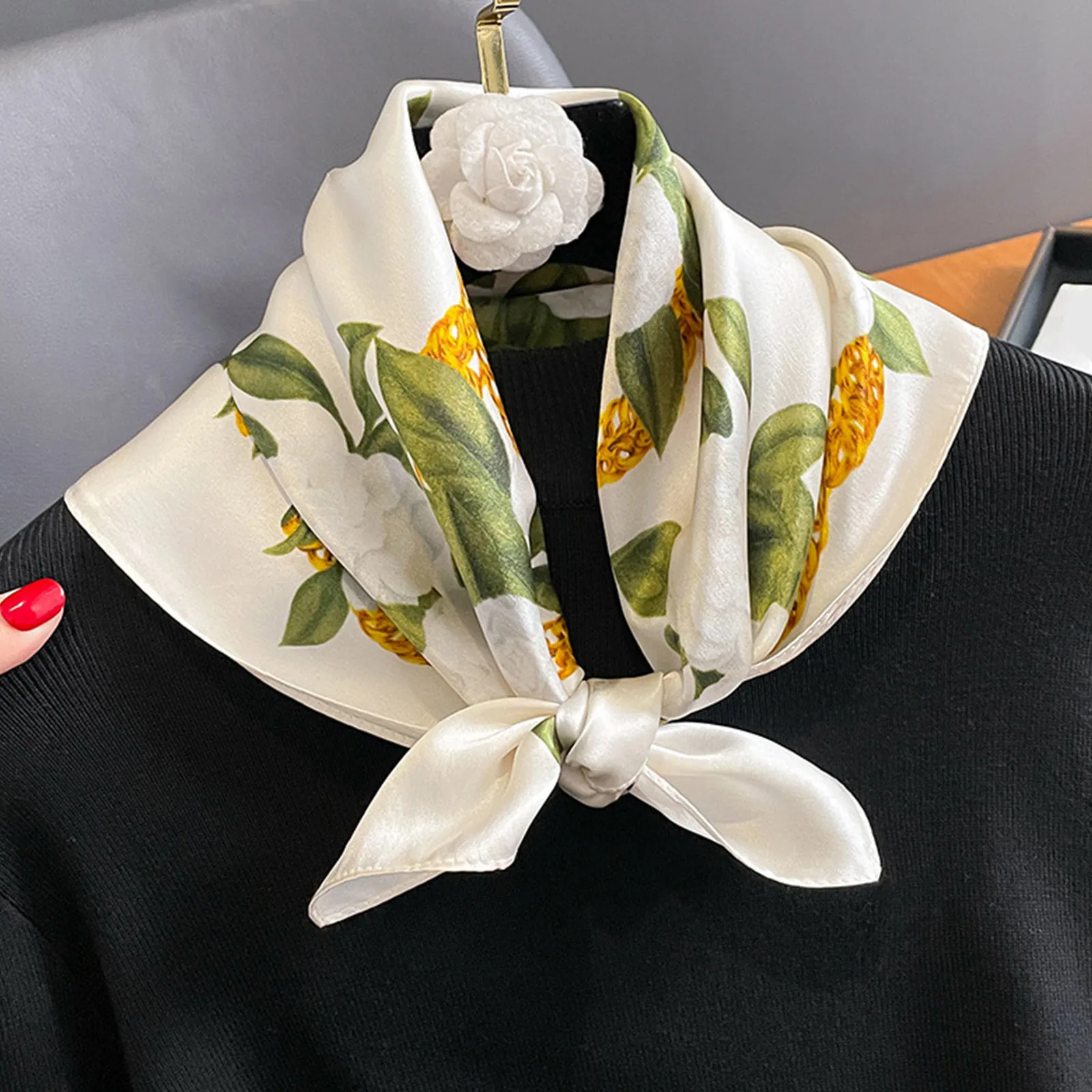 Весенняя мода шелковый квадратный шарф женский декоративный шарф роскошный шелковый шарф украшение на шею элегантный пригородный шарф орнамент
Весенняя мода шелковый квадратный шарф женский декоративный шарф роскошный шелковый шарф украшение на шею элегантный пригородный шарф орнамент