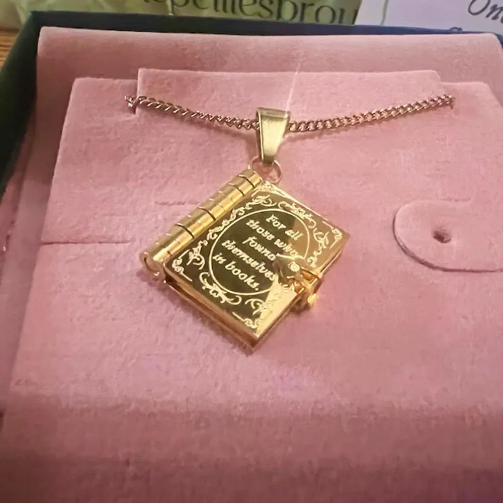 Book Lovers Necklace Stainless Steel Engraved Openable Book Chain Pendant Necklaces for Women Men Vintage Jewelry Gift
Book Lovers Necklace Stainless Steel Engraved Openable Book Chain Pendant Necklaces for Women Men Vintage Jewelry Gift