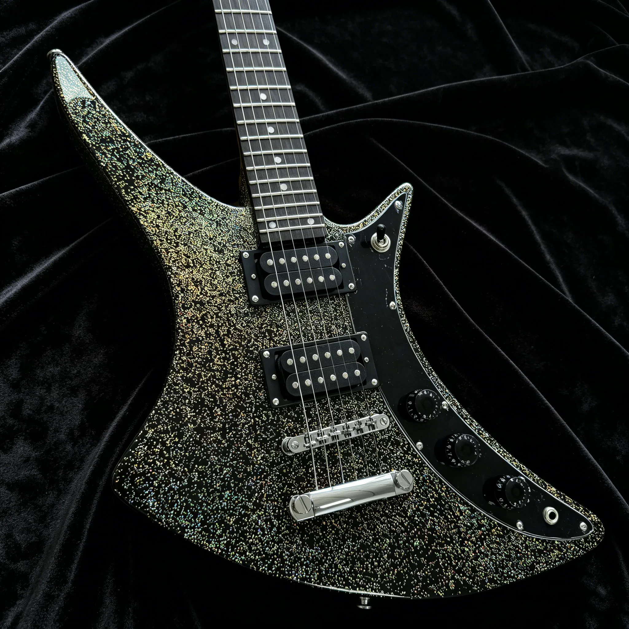The alien-shaped electric guitar with its colorful black HH configuration is designed for hardcore rock music.
The alien-shaped electric guitar with its colorful black HH configuration is designed for hardcore rock music.