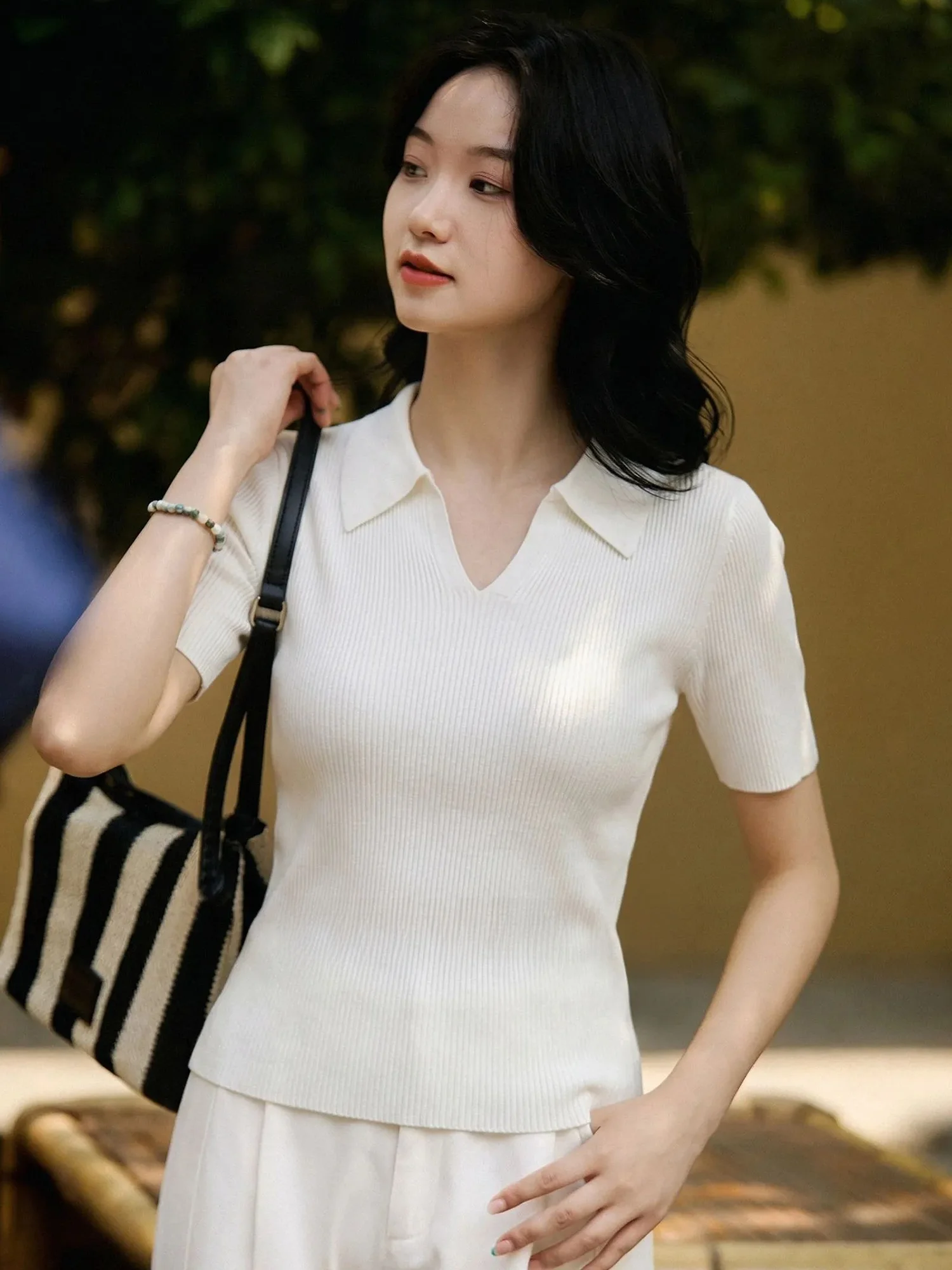 Chivirin Summer Fashion Slim Fit V-Neck Short Sleeve Knitted T-Shirt Women's White Color Versatile Casual Leisure Top
Chivirin Summer Fashion Slim Fit V-Neck Short Sleeve Knitted T-Shirt Women's White Color Versatile Casual Leisure Top