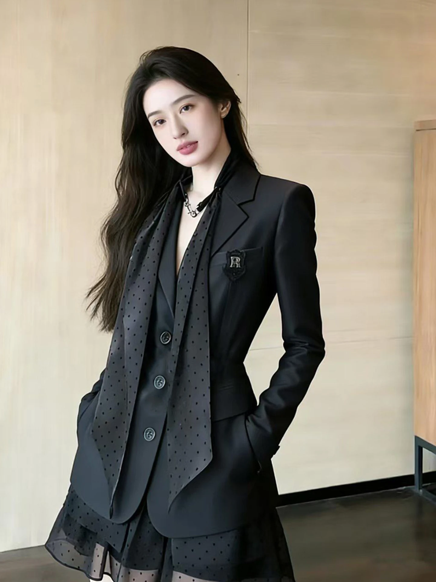 Elegant Black Suit Two-Piece Set Women's Hepburn Style Mesh Splicing Strap High Waist Spring Fashion Breathable Polyester Fiber
Elegant Black Suit Two-Piece Set Women's Hepburn Style Mesh Splicing Strap High Waist Spring Fashion Breathable Polyester Fiber