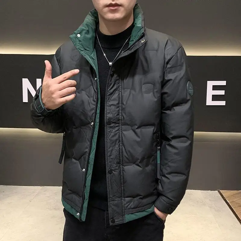 Мужская легкая зимняя куртка из хлопка с пуховым наполнителем, новинка, модная, теплая, с воротником-стойкой и застежкой-молнией
Мужская легкая зимняя куртка из хлопка с пуховым наполнителем, новинка, модная, теплая, с воротником-стойкой и застежкой-молнией