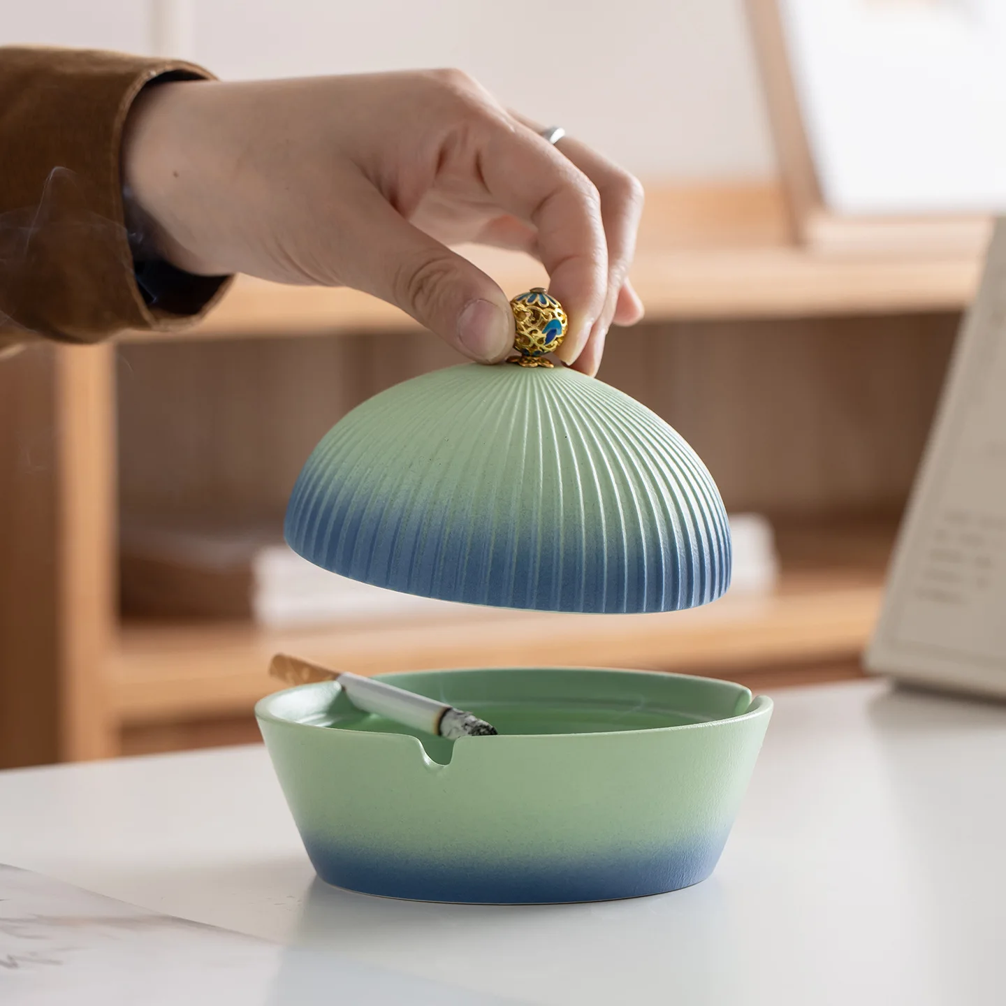 Forbidden City Temple of Heaven Ceramic Ashtray for Home with Cover Anti-flying Ash Office Special Desktop Ornament
Forbidden City Temple of Heaven Ceramic Ashtray for Home with Cover Anti-flying Ash Office Special Desktop Ornament