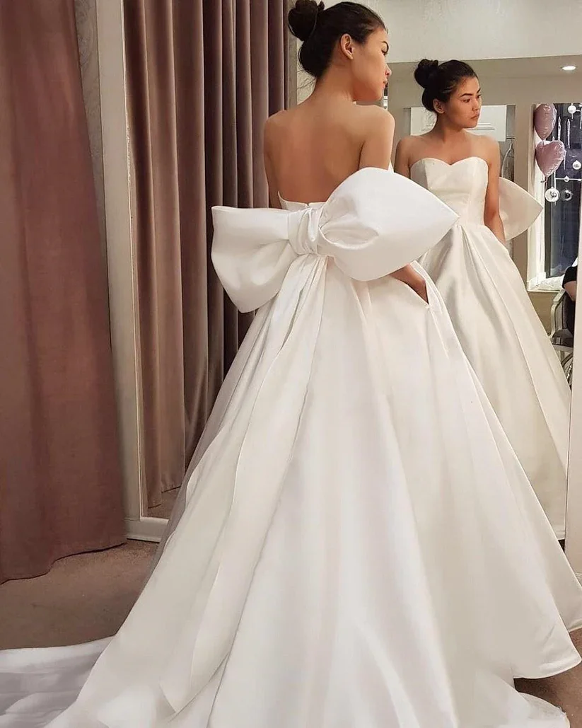 White Simple Satin Wedding Dress Big Bow Back A Line Backless Sweetheart Long Elegant Bridal Gowns Customized
White Simple Satin Wedding Dress Big Bow Back A Line Backless Sweetheart Long Elegant Bridal Gowns Customized