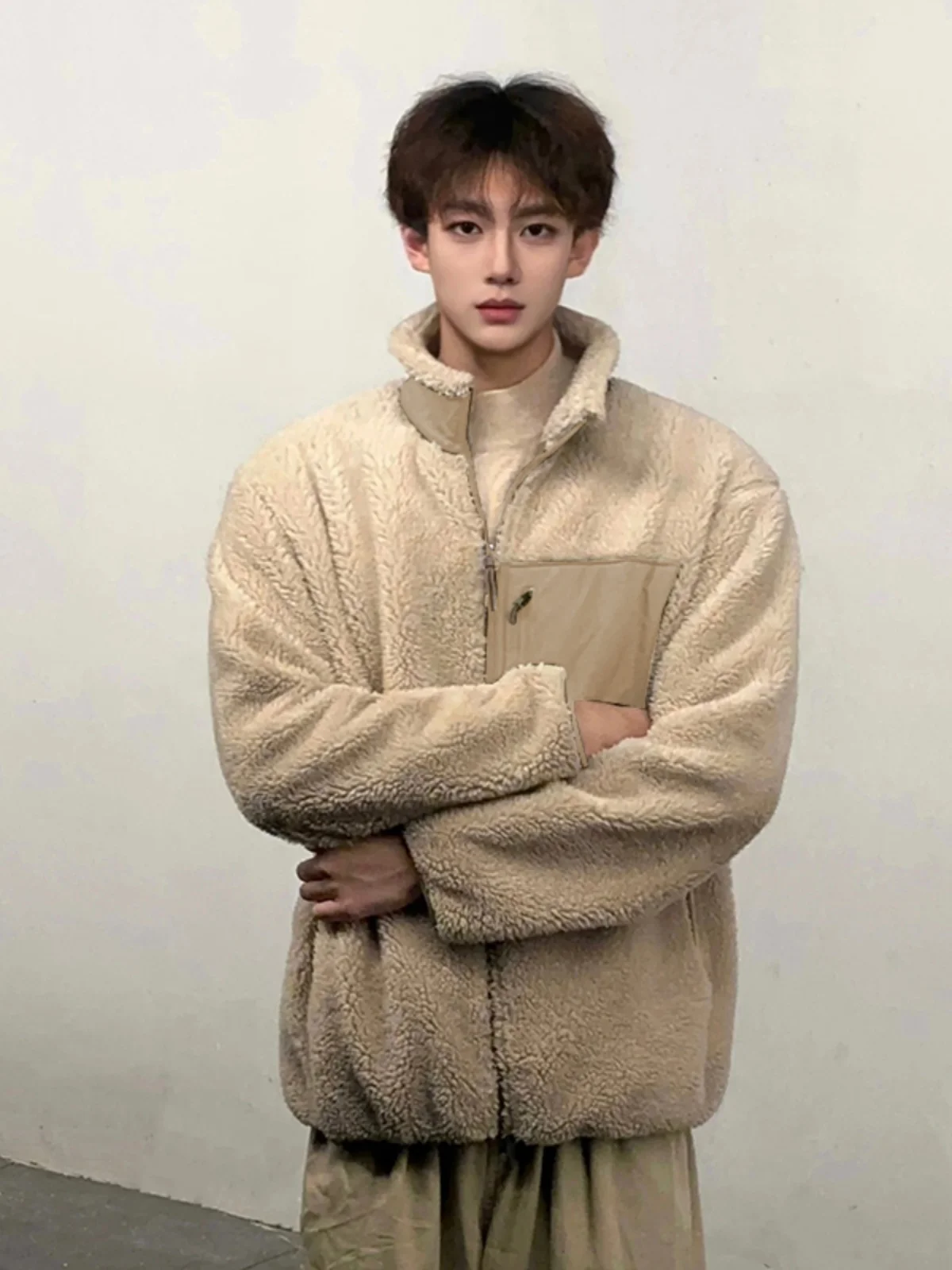 Утепленная хлопковая куртка с мехом ягненка для мужчин, осенне-зимняя теплая модная брендовая куртка с воротником-стойкой, верхняя одежда для подростков
Утепленная хлопковая куртка с мехом ягненка для мужчин, осенне-зимняя теплая модная брендовая куртка с воротником-стойкой, верхняя одежда для подростков