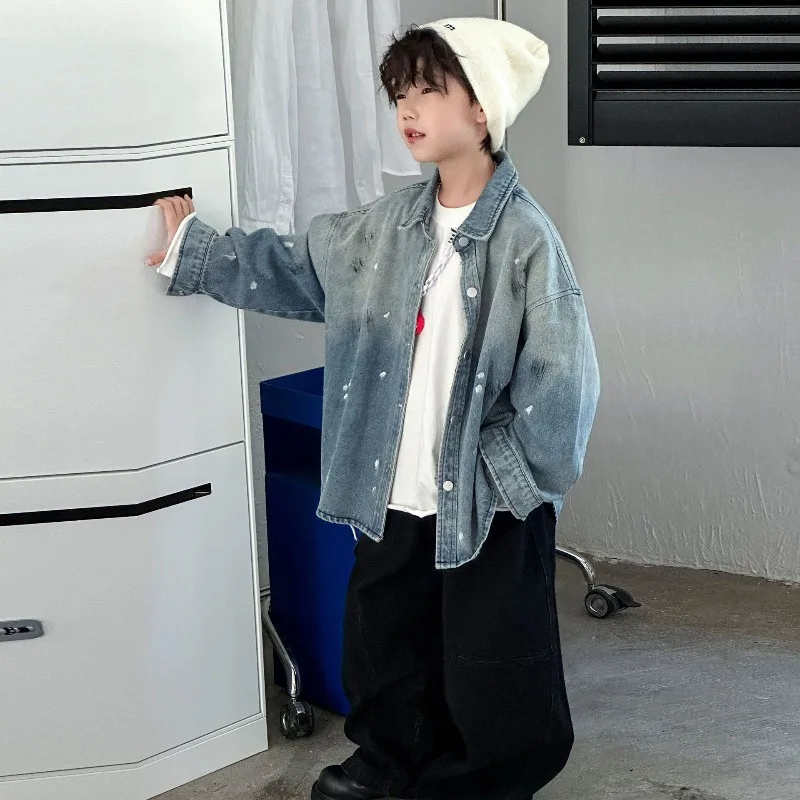 Trendy Cool Children's Denim Jacket Autumn 2025 New Casual Loose Denim Cardigan Boys Korean Version Top Children's Clothing 
Trendy Cool Children's Denim Jacket Autumn 2025 New Casual Loose Denim Cardigan Boys Korean Version Top Children's Clothing