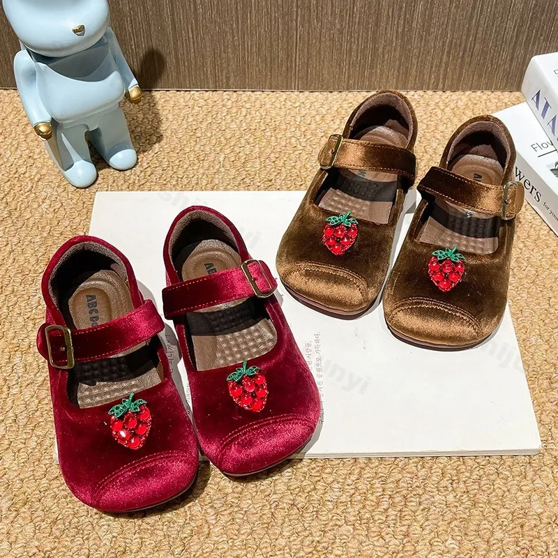 Girls Princess Shoes Velvet Spring Baby Casual Shoe Fashion Mary Jane Outdoor Children Leather Soft Sole Retro Dance Flat Shoes
Girls Princess Shoes Velvet Spring Baby Casual Shoe Fashion Mary Jane Outdoor Children Leather Soft Sole Retro Dance Flat Shoes