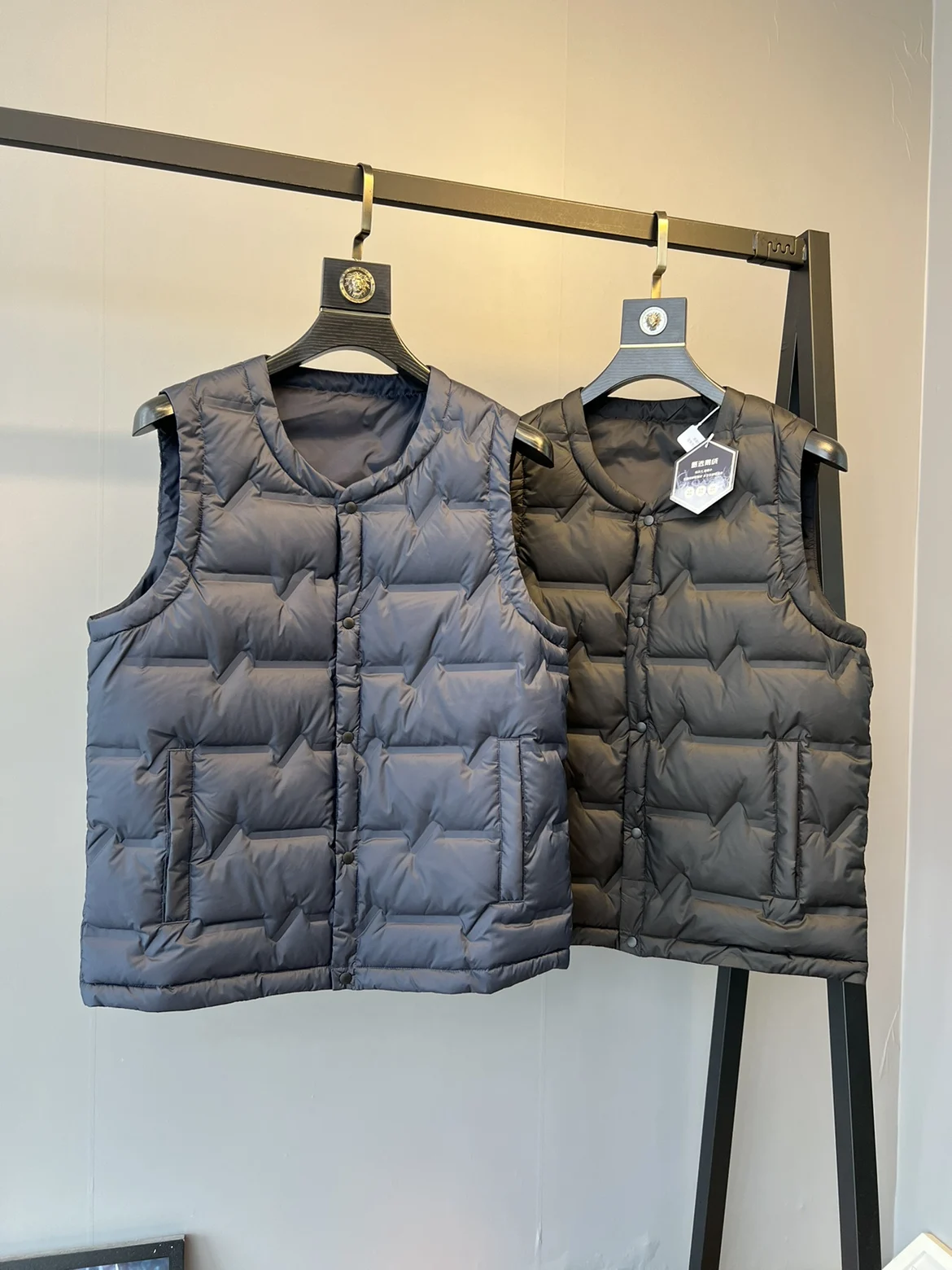 High-End Men's Thiened Goose down Vest Casual Commuter Winter Faion Urban Sle Stand Fit Zipper Decorated Polyester J...
High-End Men's Thiened Goose down Vest Casual Commuter Winter Faion Urban Sle Stand Fit Zipper Decorated Polyester J...