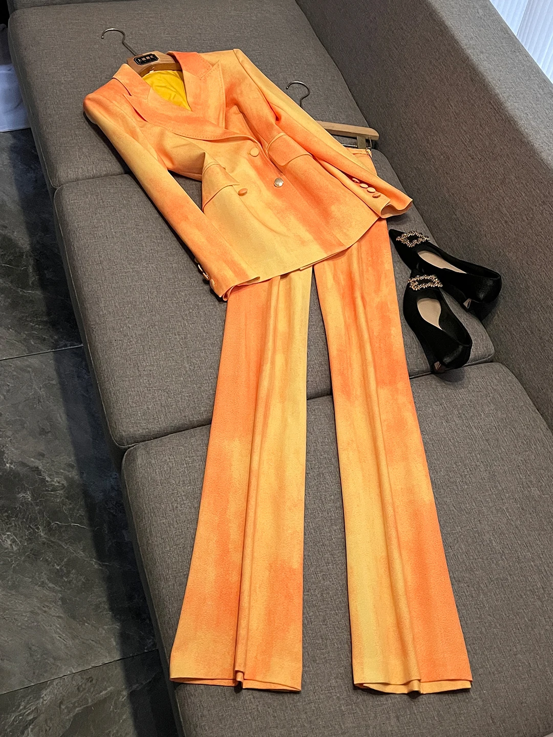 High-End Double-Breasted Suit Jacket And Pants Set with Dyed Print Celebrity Fashion for Women AZ564 Polyester Material
High-End Double-Breasted Suit Jacket And Pants Set with Dyed Print Celebrity Fashion for Women AZ564 Polyester Material