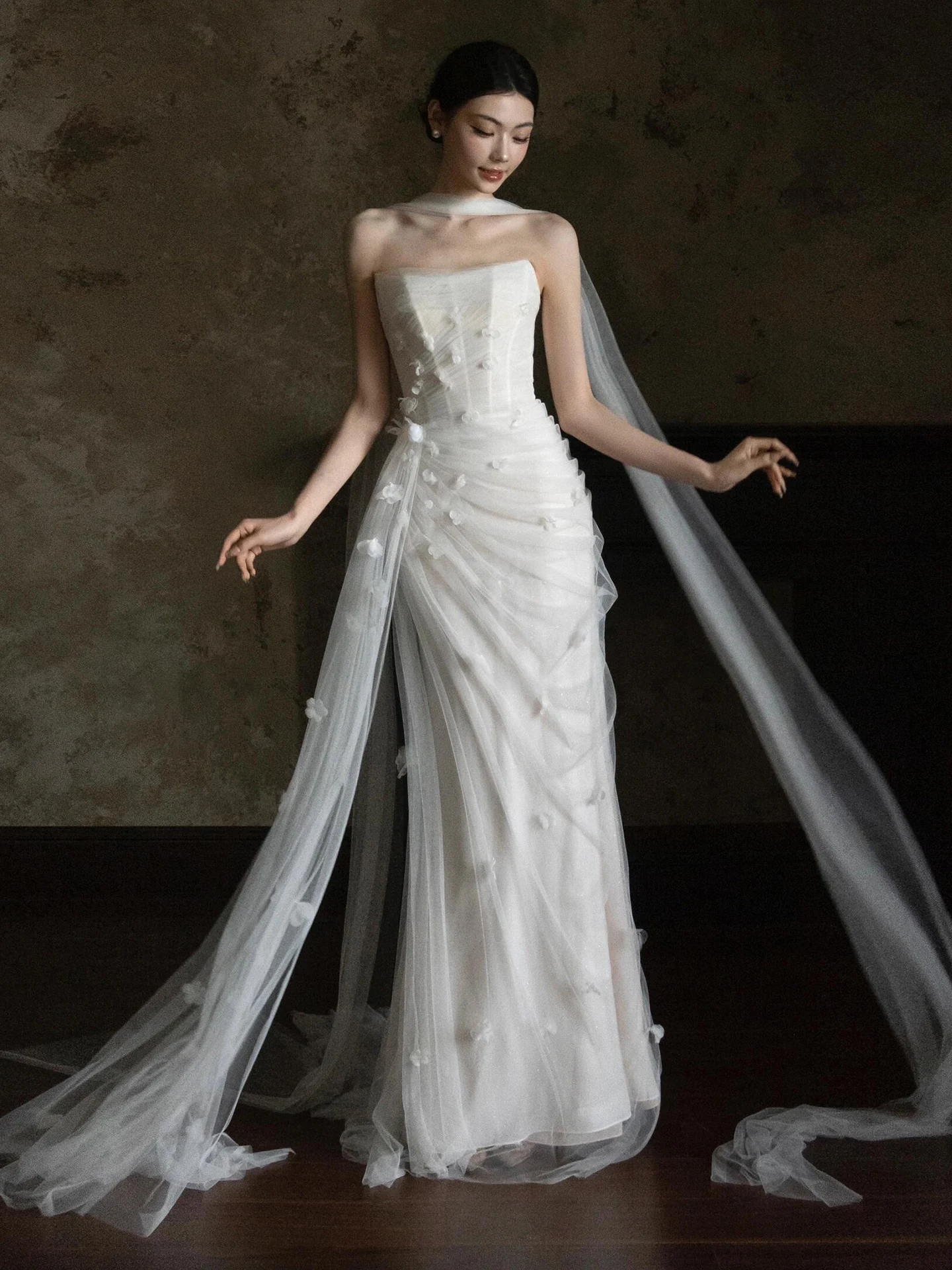 Ele White Fi Tail Bridal Gown with Veil Sexy Strapl Wedding Dr for Bride Hotel Indoor Ceremony Summer Collection
Ele White Fi Tail Bridal Gown with Veil Sexy Strapl Wedding Dr for Bride Hotel Indoor Ceremony Summer Collection