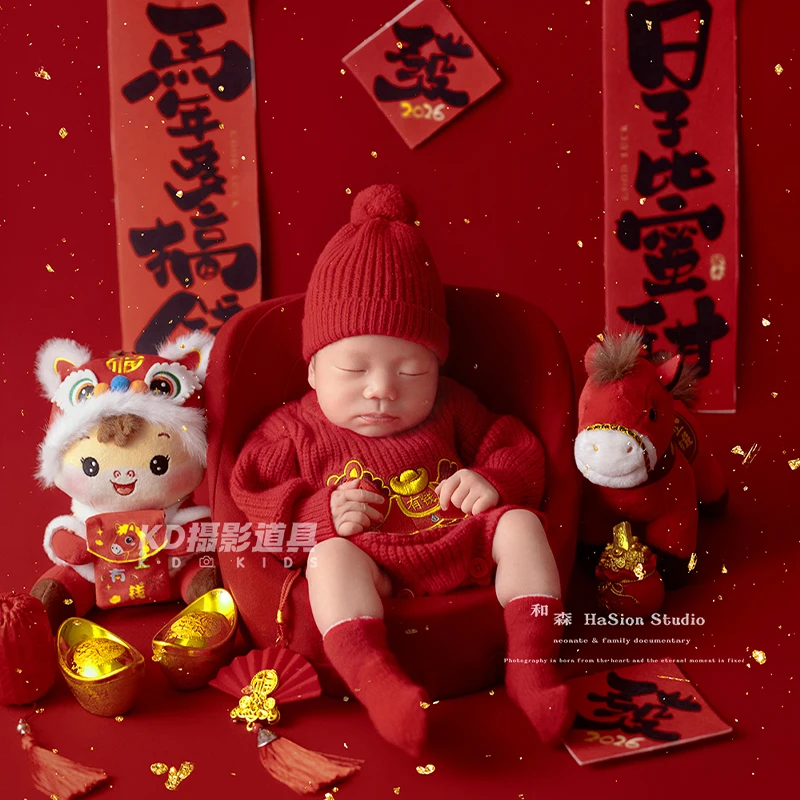 Костюмы для фотосессии новорожденных на тему лунного Нового года: ретро-комбинезон с вышивкой в виде маленькой лошадки + эластичная шапочка с помпонами + носки, 3 предмета
Костюмы для фотосессии новорожденных на тему лунного Нового года: ретро-комбинезон с вышивкой в виде маленькой лошадки + эластичная шапочка с помпонами + носки, 3 предмета
