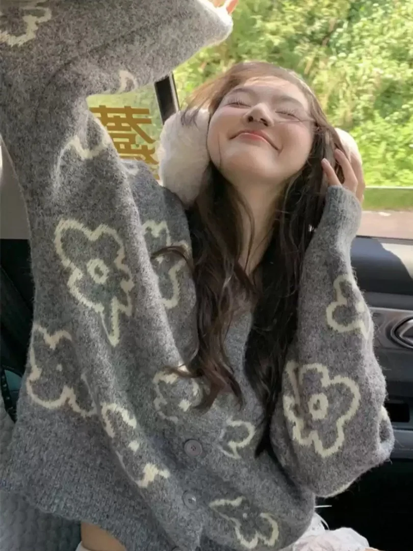 Вязаный открытый кардиган в стиле ретро, осень-зима, свободный крой с цветочной вышивкой, универсальный свитер, джет, корейская версия, INS 2025
Вязаный открытый кардиган в стиле ретро, осень-зима, свободный крой с цветочной вышивкой, универсальный свитер, джет, корейская версия, INS 2025