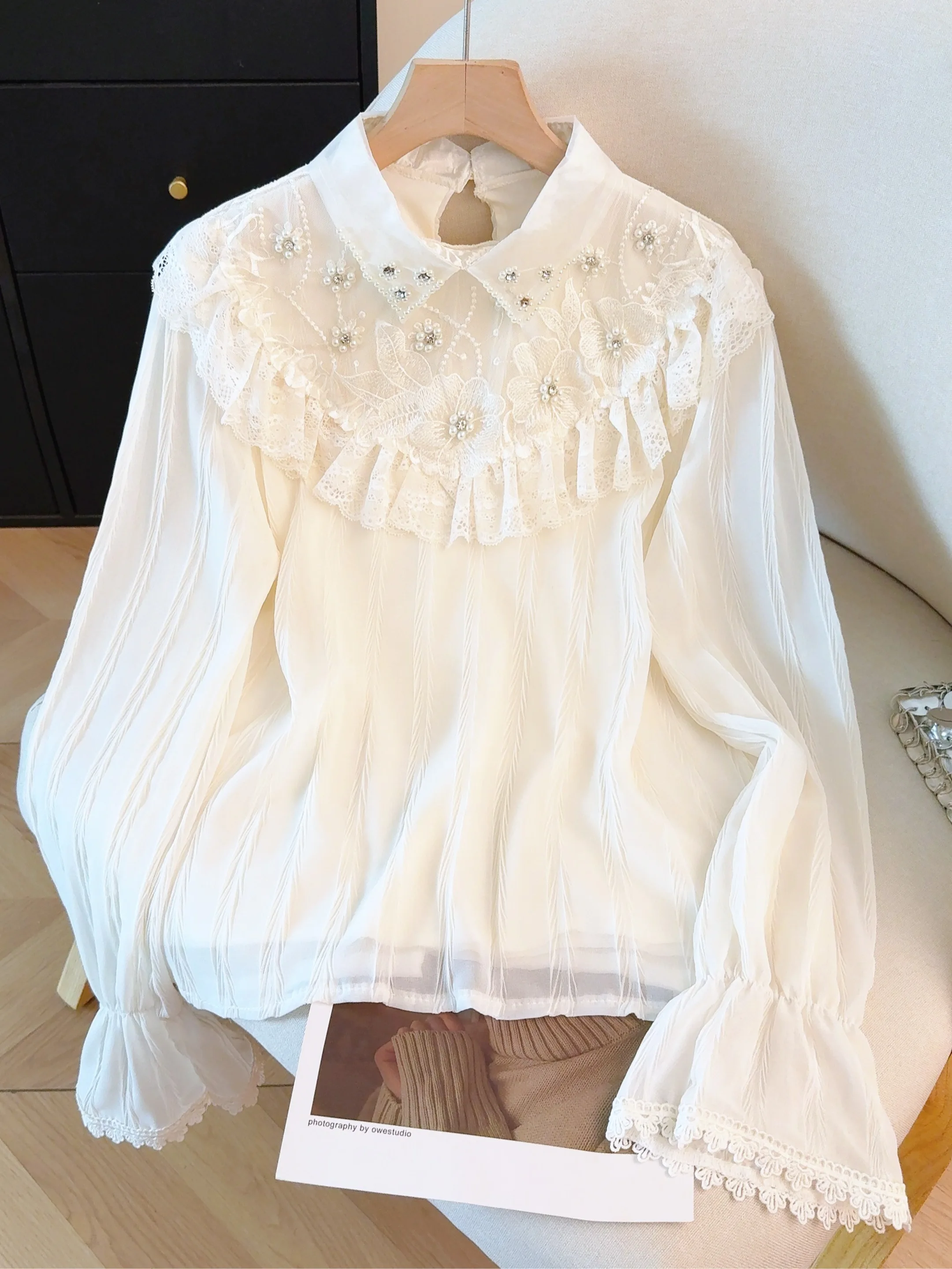 Женская блузка с жемчужным воротником и длинными рукавами, с кружевной отделкой, в корейском стиле, укороченная, из обычной ткани
Женская блузка с жемчужным воротником и длинными рукавами, с кружевной отделкой, в корейском стиле, укороченная, из обычной ткани