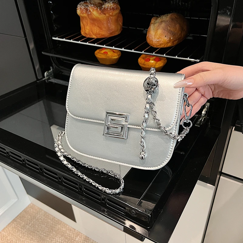 Elegant Classic Messenger Bag For Fashionable Women Commuter With Trendy Logo And Versatile Crossbody Function
Elegant Classic Messenger Bag For Fashionable Women Commuter With Trendy Logo And Versatile Crossbody Function