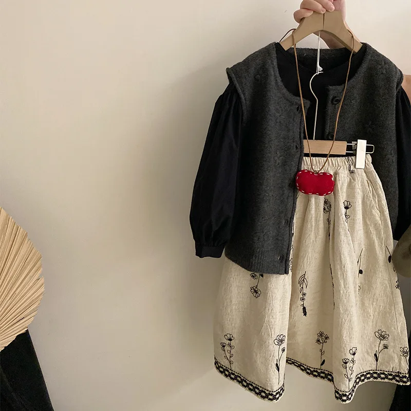 Girls Autumn New Embroidered Flower Shirt Knitted Vest2025Western-style Floral Midi Skirt Three-piece Set 
Girls Autumn New Embroidered Flower Shirt Knitted Vest2025Western-style Floral Midi Skirt Three-piece Set