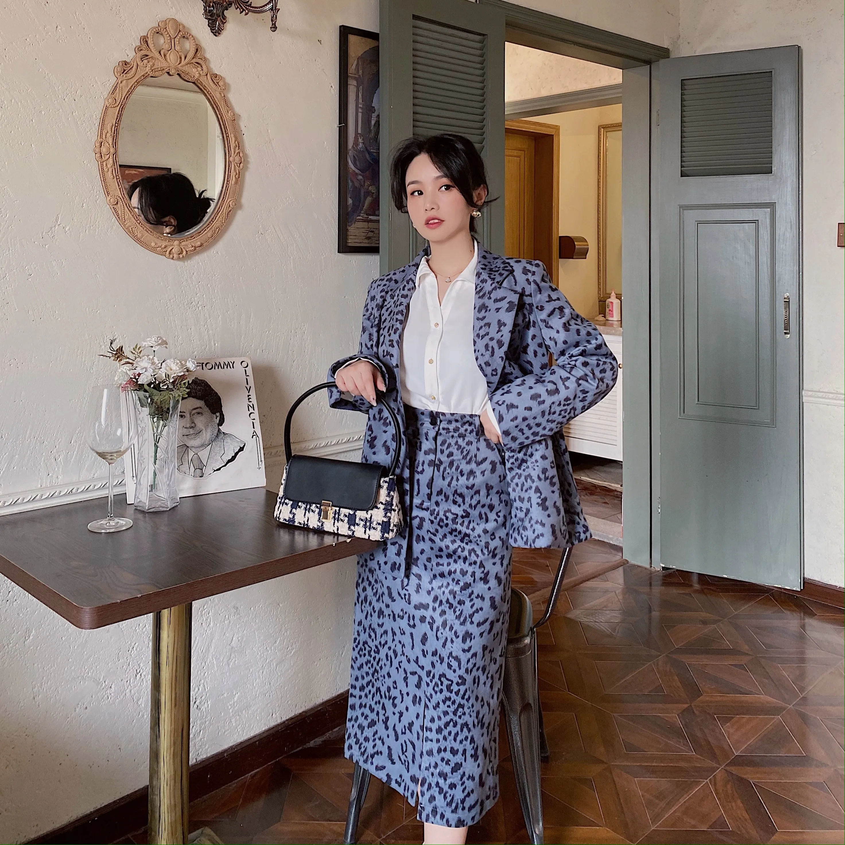 Blue Grey Leopard Print Corduroy Suit Set High Waist Skirt Two Piece Set Fashionable Elegant Women's Summer Outfit
Blue Grey Leopard Print Corduroy Suit Set High Waist Skirt Two Piece Set Fashionable Elegant Women's Summer Outfit