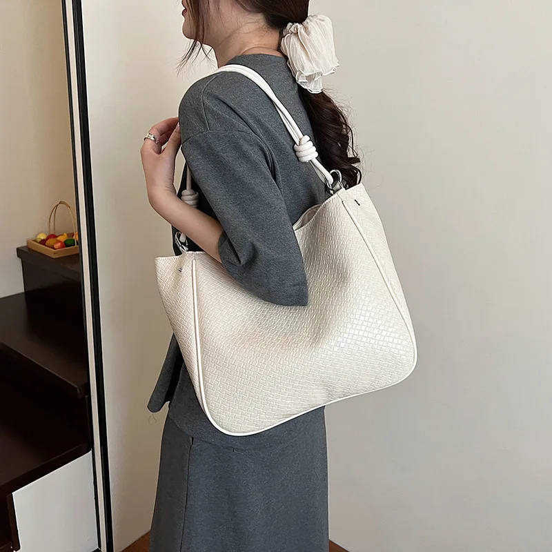 Tote Bag Commuter Large Capacity Retro Large Capacity Crossbody Bag Women's 2025 New Simple Women's Bag Fashion Armpit Bag
Tote Bag Commuter Large Capacity Retro Large Capacity Crossbody Bag Women's 2025 New Simple Women's Bag Fashion Armpit Bag