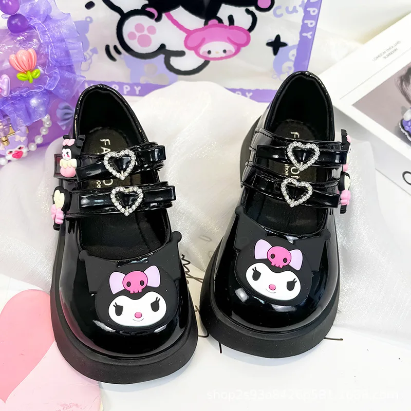 Sanrio/Новые кожаные туфли на весну и лето для девочек, черная детская обувь Kuromi, модные туфли принцессы с мягкой подошвой для девочек с героями мультфильмов
Sanrio/Новые кожаные туфли на весну и лето для девочек, черная детская обувь Kuromi, модные туфли принцессы с мягкой подошвой для девочек с героями мультфильмов
