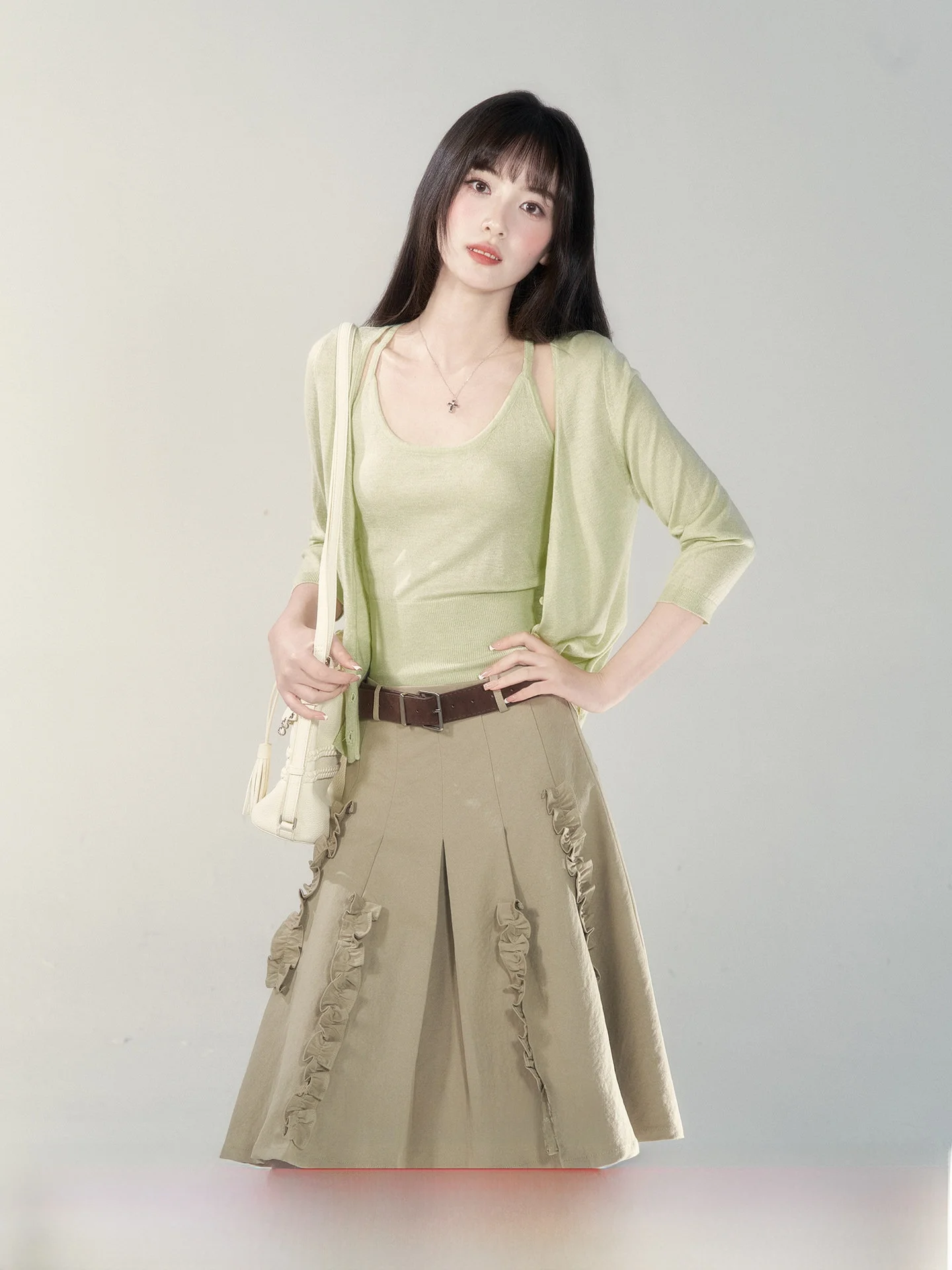 Корейский женский вязаный комплект-двойка весна 2026: модный топ и брюки с дизайном Fre Berries, омолаживающий образ
Корейский женский вязаный комплект-двойка весна 2026: модный топ и брюки с дизайном Fre Berries, омолаживающий образ