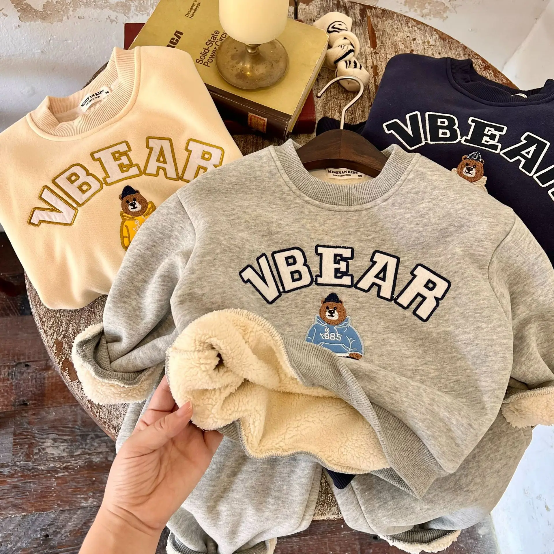 Children suit slanted eyes fall 2023 new private fleece suit the baby bear embroidery two-piece tide
Children suit slanted eyes fall 2023 new private fleece suit the baby bear embroidery two-piece tide