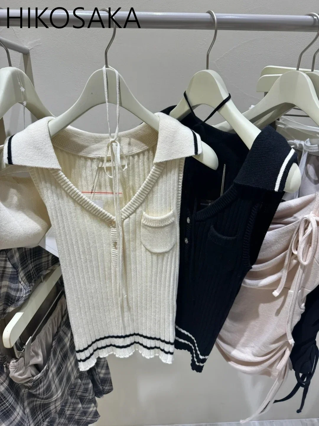 Sweet Turn-down Collar Sleeveless Knit Vest Japan Style Office Lady Elegant Slim Fit All-match Tank Top 2025 Summer New Camis
Sweet Turn-down Collar Sleeveless Knit Vest Japan Style Office Lady Elegant Slim Fit All-match Tank Top 2025 Summer New Camis