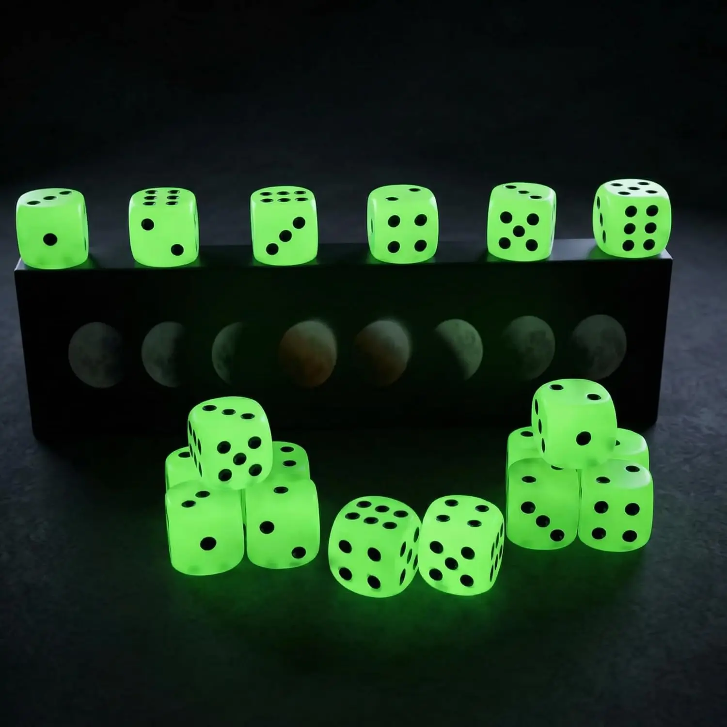 12pcs/Set Glow in the Dark Dice, 6-Sided D6 Dice with Rounded Corners, Black Pips Luminous Game Dice for Board Games
12pcs/Set Glow in the Dark Dice, 6-Sided D6 Dice with Rounded Corners, Black Pips Luminous Game Dice for Board Games