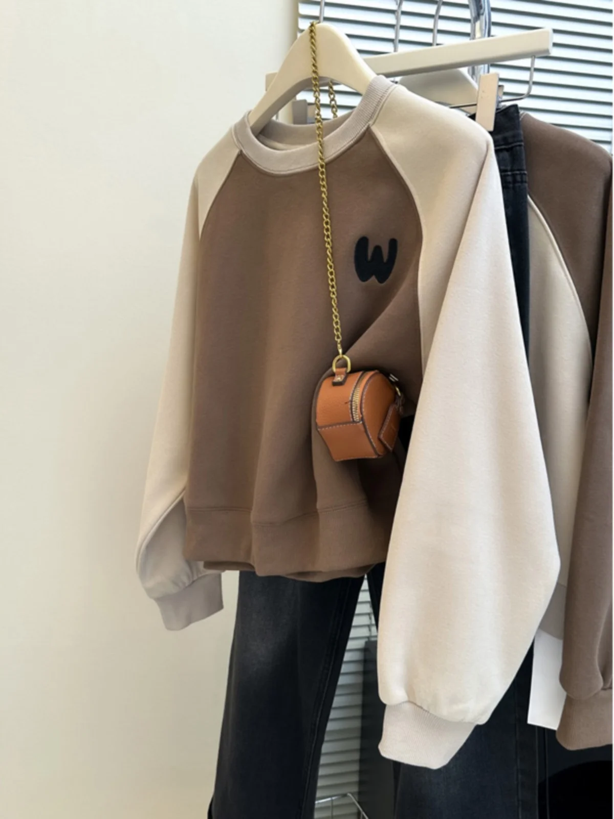 Korean Style Women's Fleece Lined Thickened Short Embroidered Sweatshirt Autumn Winter Loose Color Block Top Trendy Outerwear
Korean Style Women's Fleece Lined Thickened Short Embroidered Sweatshirt Autumn Winter Loose Color Block Top Trendy Outerwear