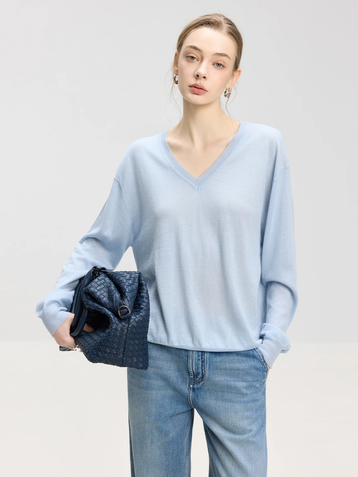 LUR Textured Color Pure Wool V-Neck Knitwear Loose Long Sleeve Lightweight Lazy Style Base Shirt Top for Women
LUR Textured Color Pure Wool V-Neck Knitwear Loose Long Sleeve Lightweight Lazy Style Base Shirt Top for Women