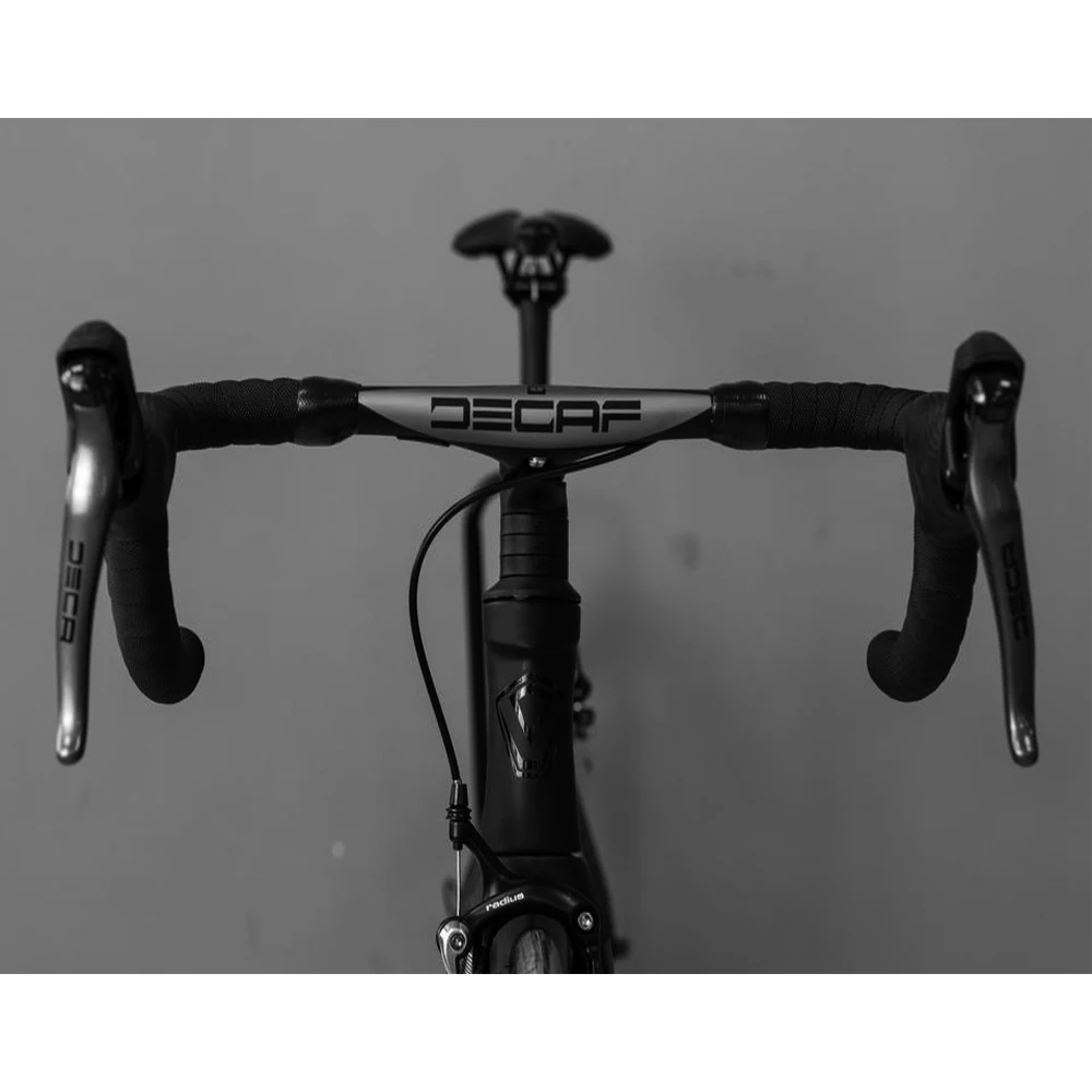 Java Decaf Ariete Integration Cockpit T1000 Carbon Roadbike Handlebar Full Internal Cable With Computer Holder
Java Decaf Ariete Integration Cockpit T1000 Carbon Roadbike Handlebar Full Internal Cable With Computer Holder