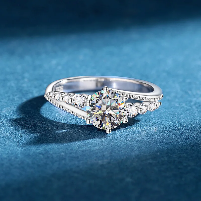 S925 Rhodium Plated 1CT D Color Six-Prong Geometric Moissanite Ring, Modern Women's Jewelry Gift
S925 Rhodium Plated 1CT D Color Six-Prong Geometric Moissanite Ring, Modern Women's Jewelry Gift