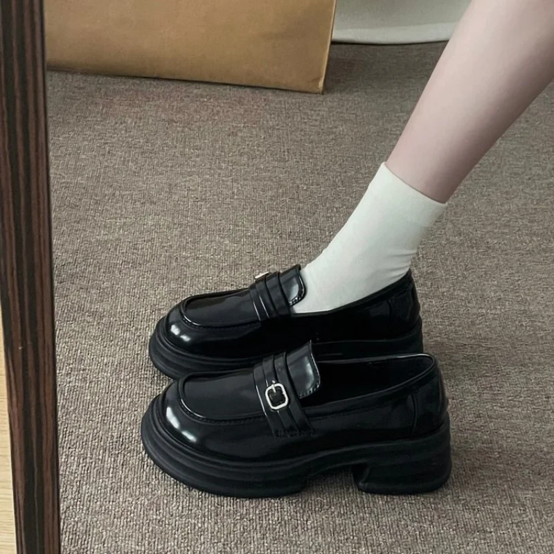 Retro Preppy Metal Buckle Loafers Women Chunky Heel Platform Shoes Ladies Casual Soft Leather Daily Office Student Slip-On Shoes
Retro Preppy Metal Buckle Loafers Women Chunky Heel Platform Shoes Ladies Casual Soft Leather Daily Office Student Slip-On Shoes