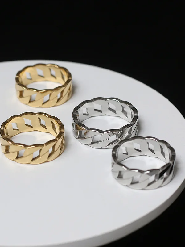 Широкое модное кольцо из титановой стали с гладкой поверхностью и позолотой 8K, сохраняющей цвет, для женщин.
Широкое модное кольцо из титановой стали с гладкой поверхностью и позолотой 8K, сохраняющей цвет, для женщин.