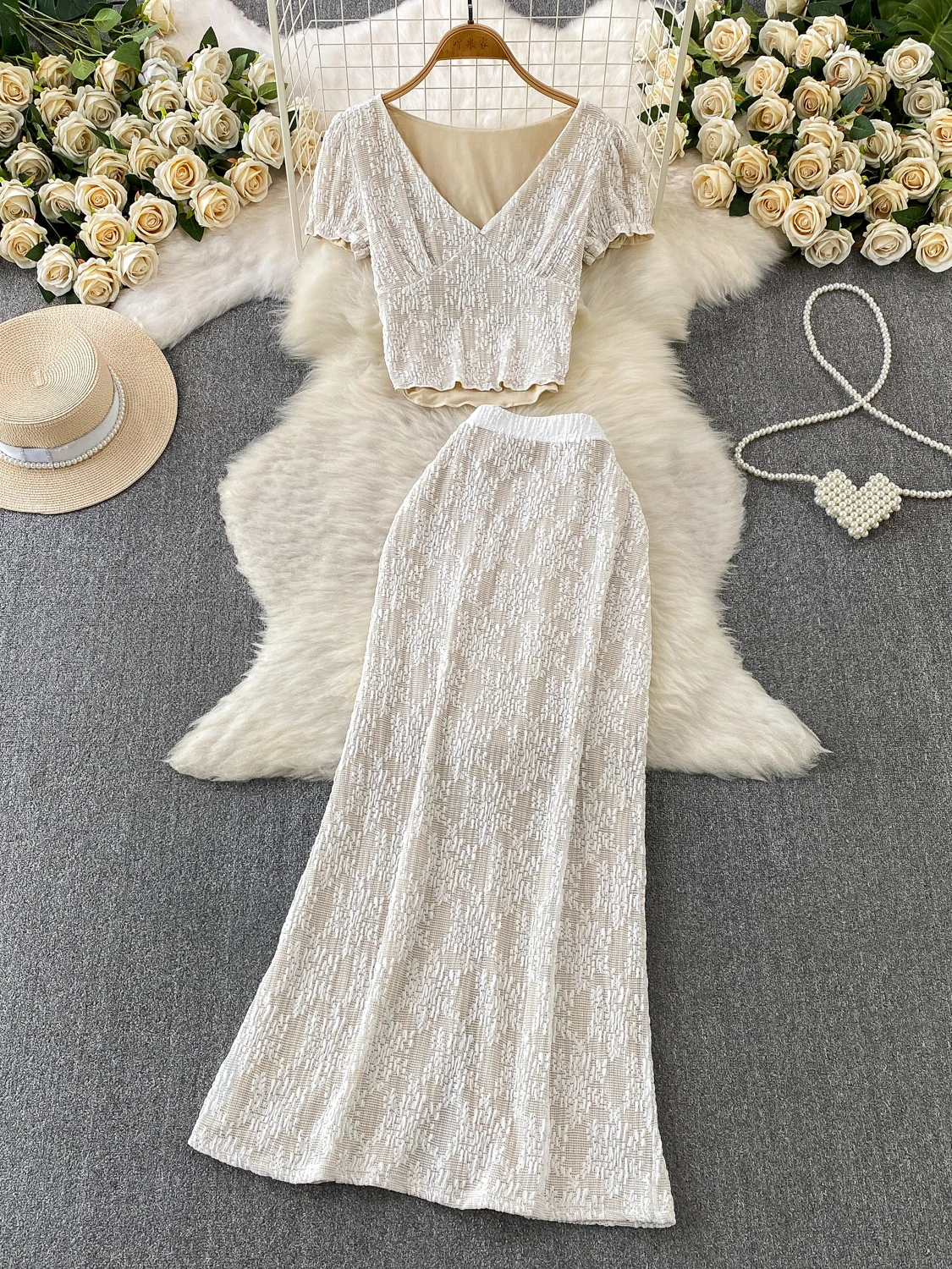 Elegant Lace Bubble Sleeve V-Neck Top And High Waist Fish Tail Skirt Two-Piece Set Slim Fit Fashionable Casual Workwear
Elegant Lace Bubble Sleeve V-Neck Top And High Waist Fish Tail Skirt Two-Piece Set Slim Fit Fashionable Casual Workwear