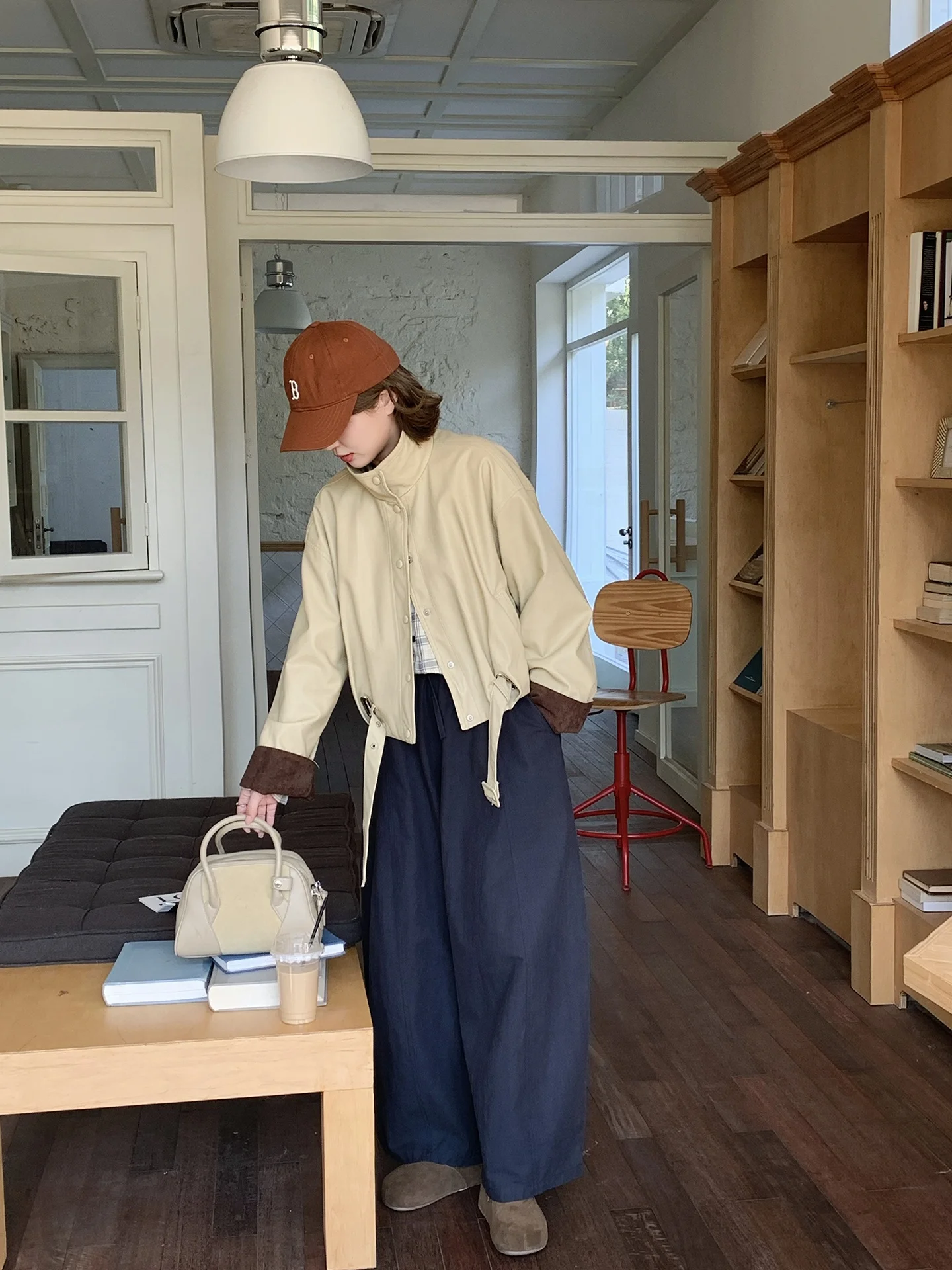 ELINSU Vintage Leather Jaet ort Outerwear Women's Spring Autumn Loose Casual Versatile Jaet Top PU Leather Ladies' Faion
ELINSU Vintage Leather Jaet ort Outerwear Women's Spring Autumn Loose Casual Versatile Jaet Top PU Leather Ladies' Faion