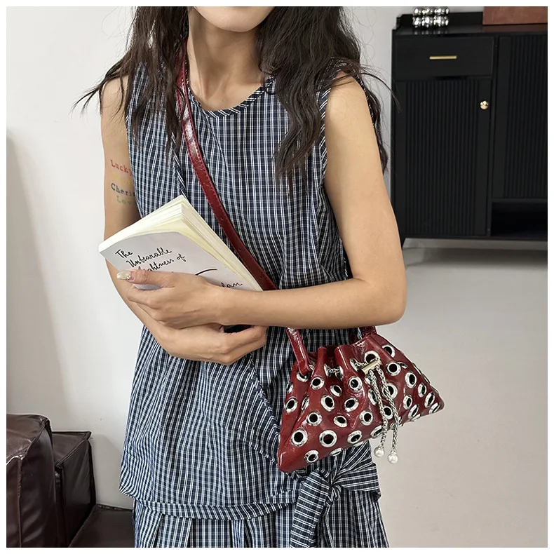 Korean version of personalized punk style women's bag fashion design armpit bag trend shoulder metal hollow bucket bag
Korean version of personalized punk style women's bag fashion design armpit bag trend shoulder metal hollow bucket bag