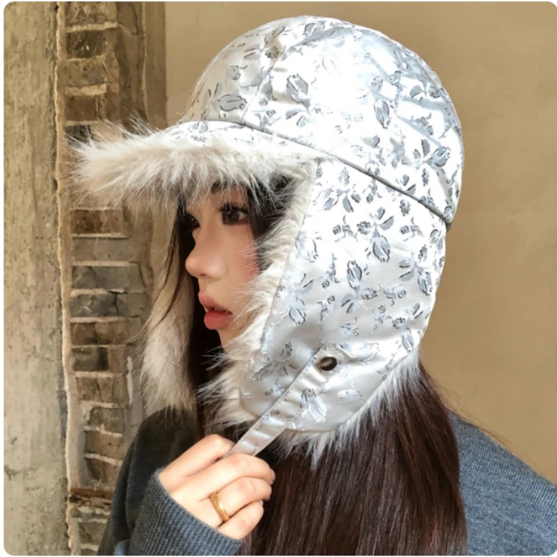 Niche Korean Satin Floral Jacquard Plush Ear Protection Pilot Cap for Women Winter Outdoor Warm Riding Windproof Bomber Hats
Niche Korean Satin Floral Jacquard Plush Ear Protection Pilot Cap for Women Winter Outdoor Warm Riding Windproof Bomber Hats