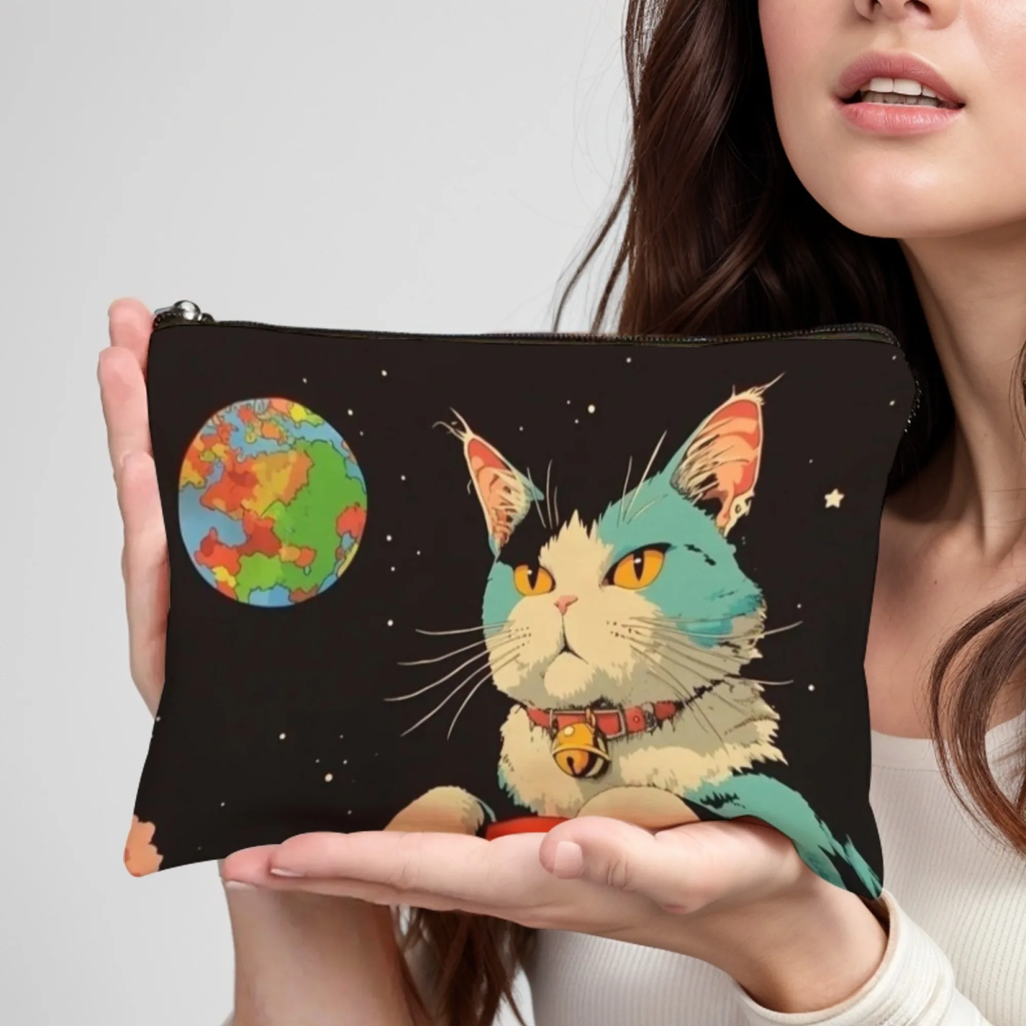 Космическая милая косметичка с героями мультфильмов и космическим рисунком кота, очаровательная для любителей космоса и ежедневного путешествия, портативное хранилище для макияжа
Космическая милая косметичка с героями мультфильмов и космическим рисунком кота, очаровательная для любителей космоса и ежедневного путешествия, портативное хранилище для макияжа