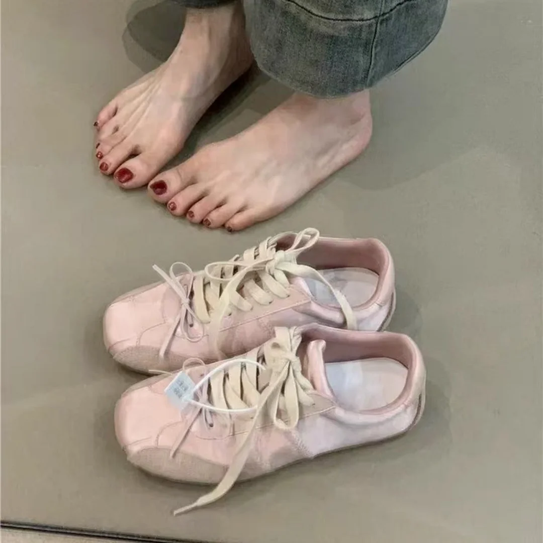 2026 New Spring Women White Bow Sneakers Lace Up Casual Lace Retro Sports Shoes Girls Versatile Daily Trainer Footwear
2026 New Spring Women White Bow Sneakers Lace Up Casual Lace Retro Sports Shoes Girls Versatile Daily Trainer Footwear