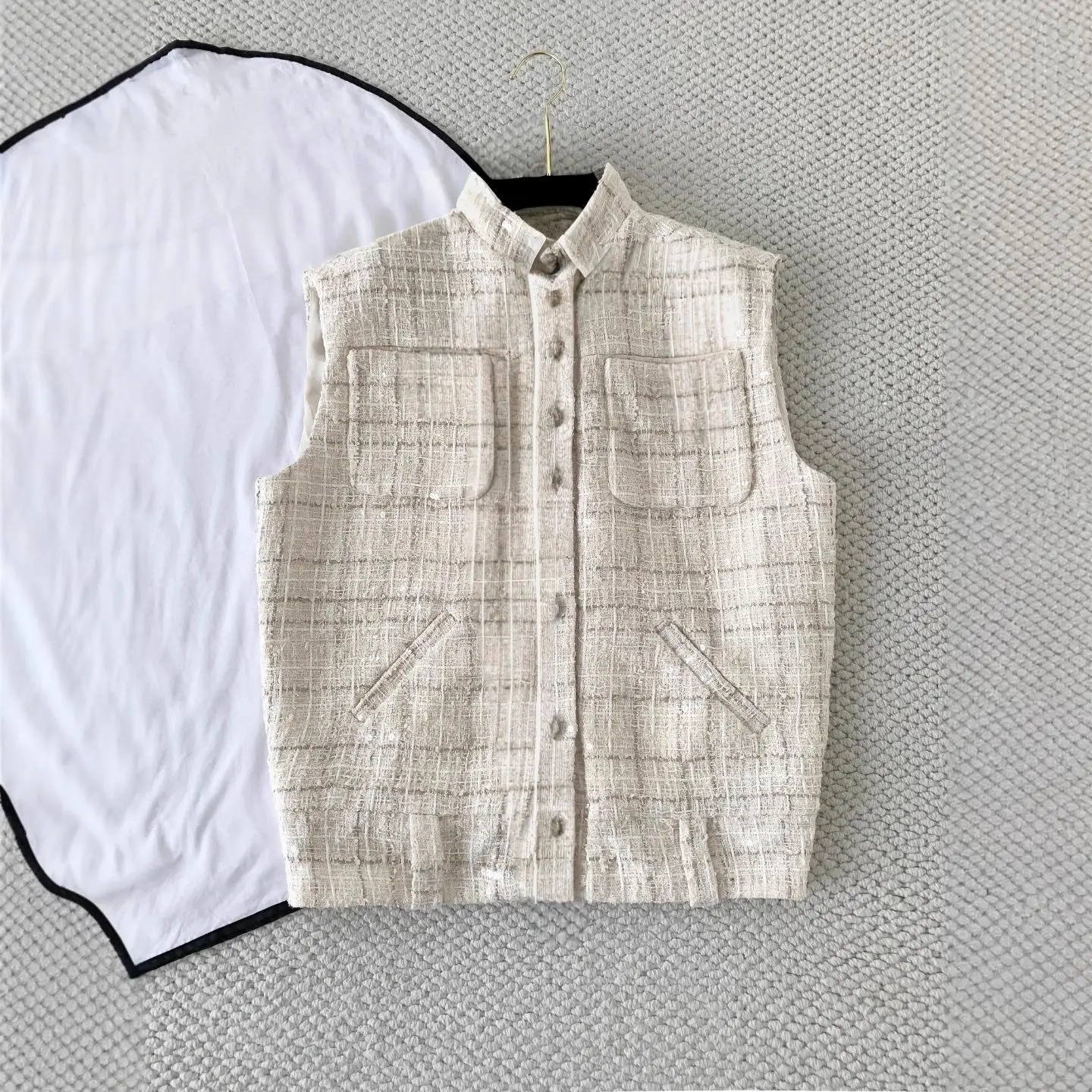 Новая летняя женская легкая твидовая жилетка в клетку на одной пуговице, стандартной длины, для носки под одеждой
Новая летняя женская легкая твидовая жилетка в клетку на одной пуговице, стандартной длины, для носки под одеждой