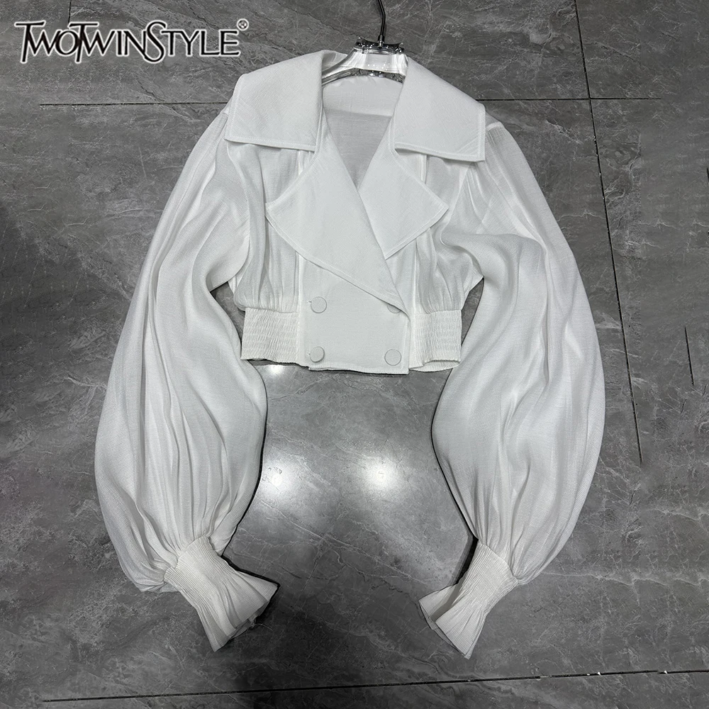 TWOTWINSTYLE Stylish White Puff Sleeve Cropped Coat for Women Lapel Patchwork Double Breasted Jacket for Daily Wear KJA560933
TWOTWINSTYLE Stylish White Puff Sleeve Cropped Coat for Women Lapel Patchwork Double Breasted Jacket for Daily Wear KJA560933
